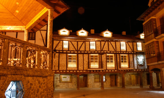 Plaza Conde Torremúzquiz y Apartamentos La Demanda al fondo